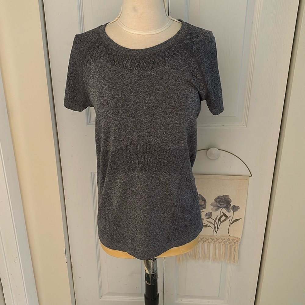 Athleta Gray Fitted Short Sleeve T-Shirt